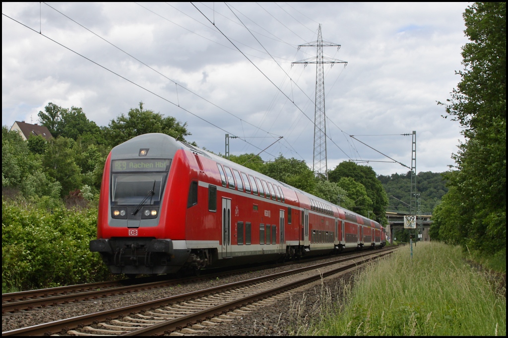 RE 10920 wurde am 09.06.12 von 111 009 in Richtung Aachen geschoben. (bei Siegen)