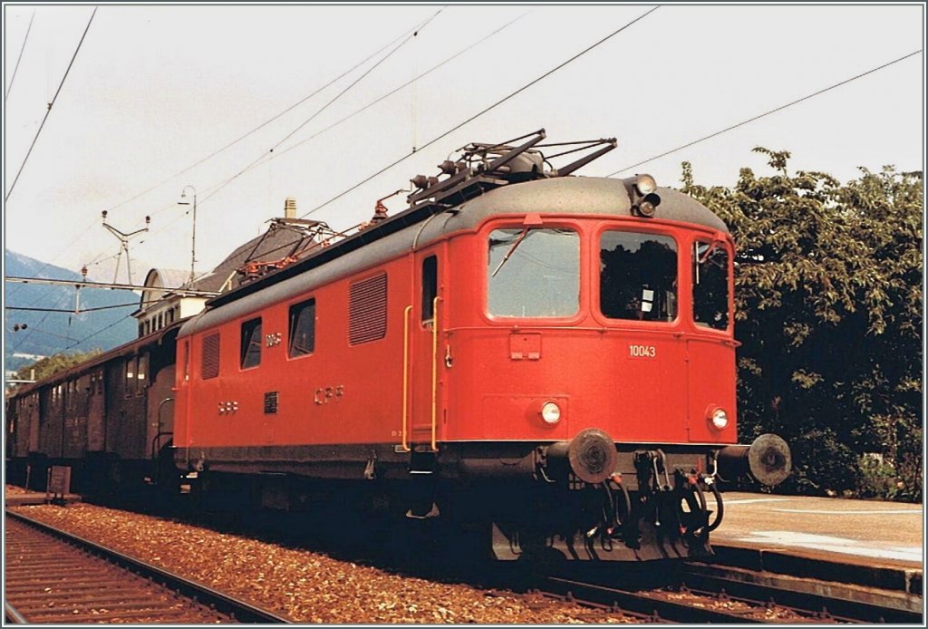 Re 4/4 I 10043 mit einem Regionalzug in Grenchen Nord im Sommer 1984.