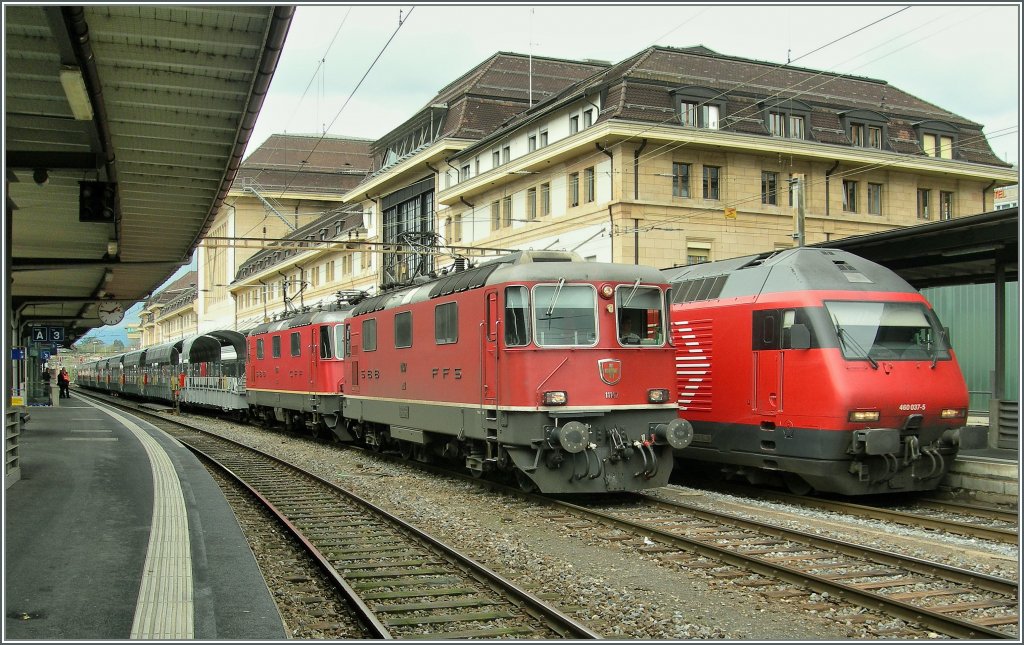Re 4/4 II 11147 und eine Schwesterlok berfhren den neuen Simplon Autotunnelzug nach Brig. Hier beim Halt in Lausanne am 4. April 2011.
