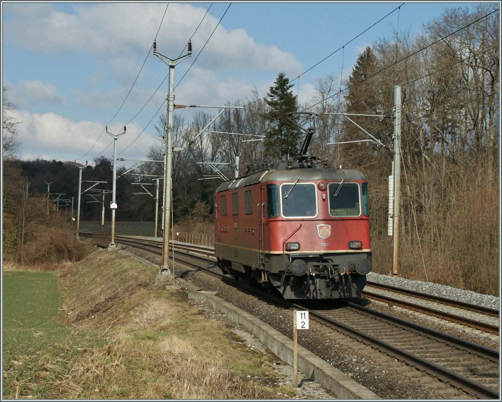 Re 4/4 II 11286 Richtung Cossonay bei Vufflnes la Ville am 20. Feb. 2012.