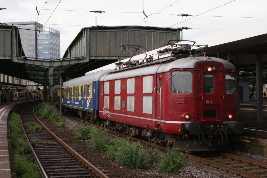 Re 4/4 Lok 10019 mit einem Sonderzug in Duisburg Hbf am 29.08.2010
