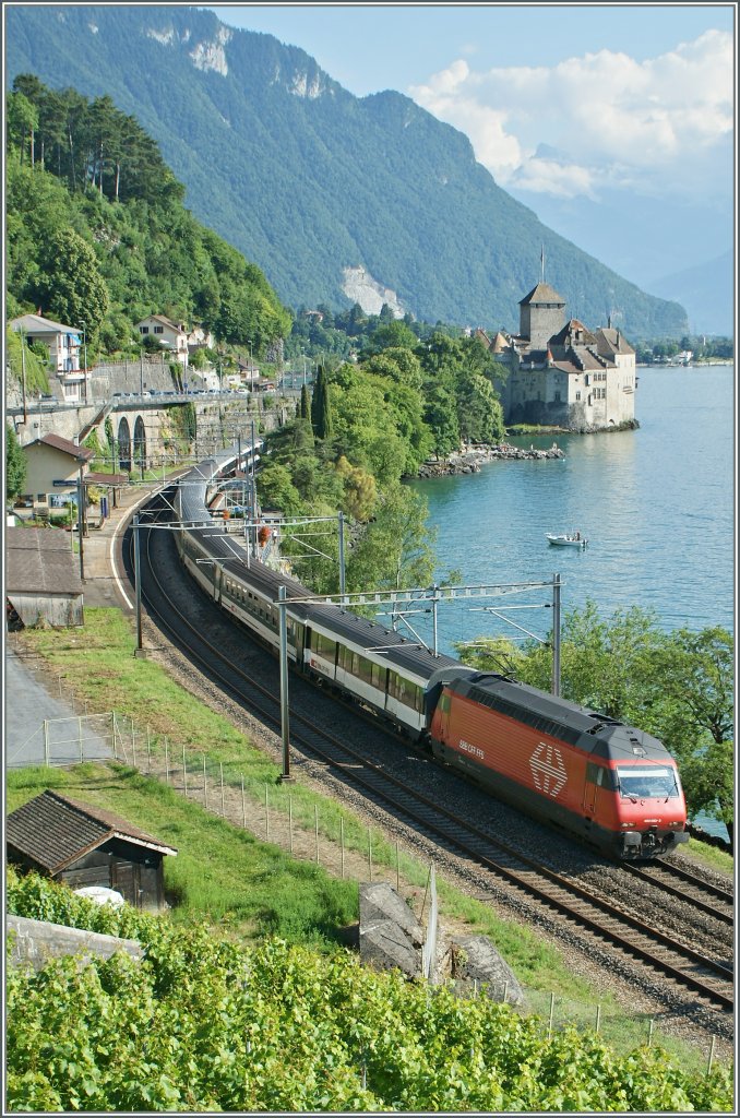 Re 460 013-8 mit IR bei der Durchfahrt in Veytaux Chillon am 28. Juni 2009. 