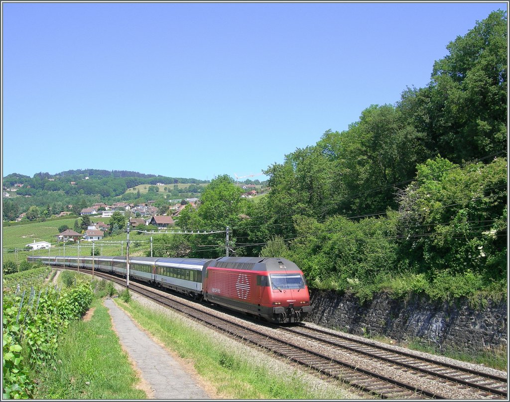 Re 460 022-7 mit IR 2527 nach Luzern am 25 Mai 2011 zwischen Bossire und Grandvaux.
