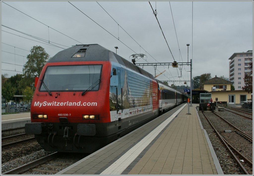 RE 460 036-7 mit einem IR nach Konstanz beim Halt in Grenchen Sd. 
11.10.2011