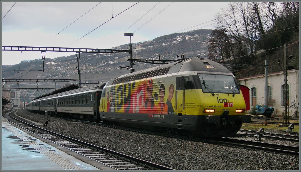 Re 460 053-2 mit einem IR in Vevey. 
29. Dez. 2011