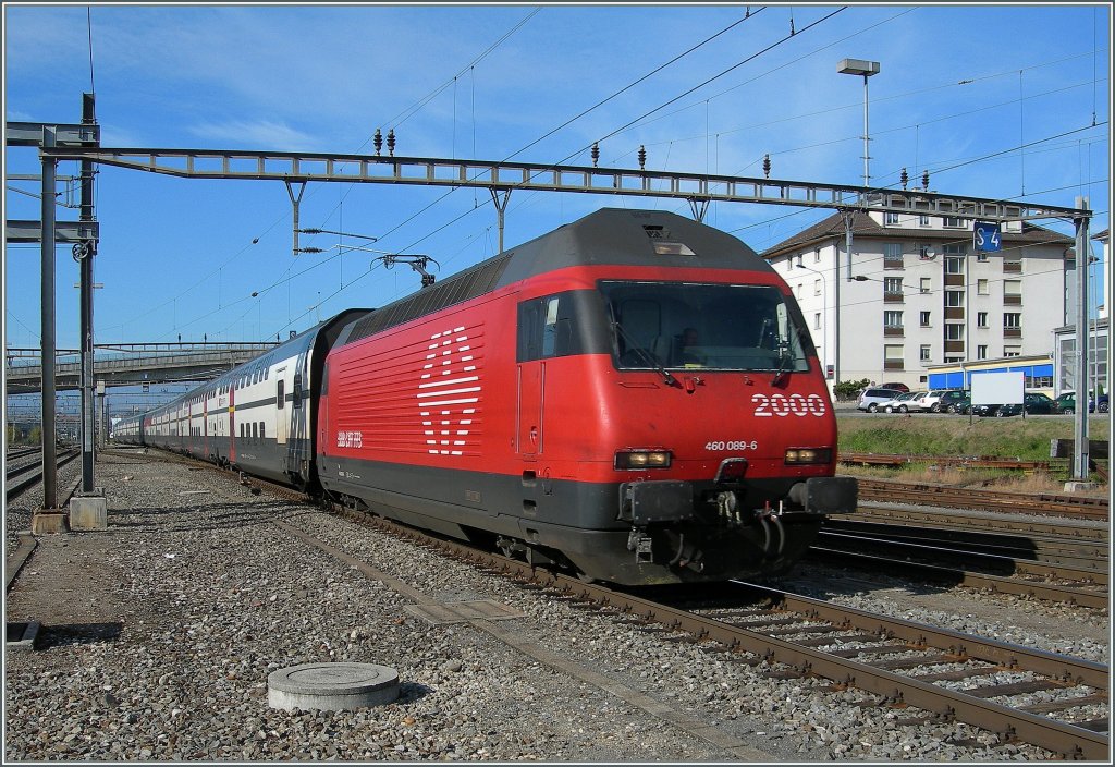 RE 460 089-6 mit einem IC nach St. Gallen bei der Durchfahrt in Renens. VD am 27. Okt. 2010.