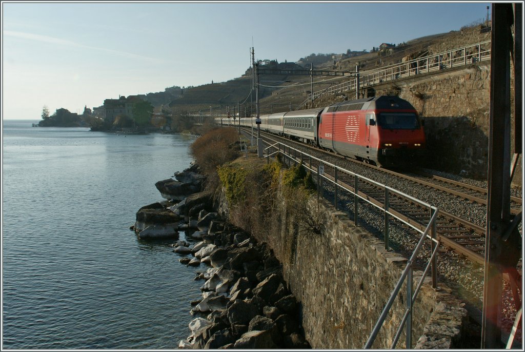Re 460 117-9 mit einem IR zwischen Rivaz und St Saphorin.
11. Mrz 2012