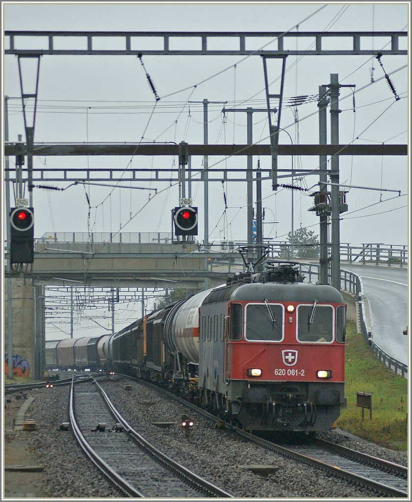 Re 620 061-2 mit einem Gterzug in Auvernier am 7. Dezember 2009.