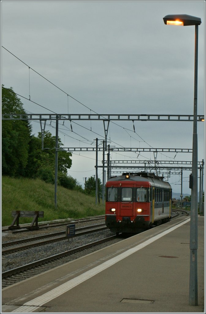 Regionalzug 4309 Palzieux - Romont bestehend aus einem RBe 540 010-3 in Vauderens am 27. Mai 2011.