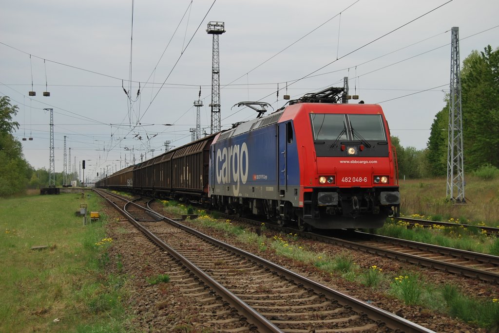 SBB-Cargo 482 048 rollt mit dem TXL-Zug nach Pordenonne am 03.05.2009 durch Rostock Seehafen-Sd.