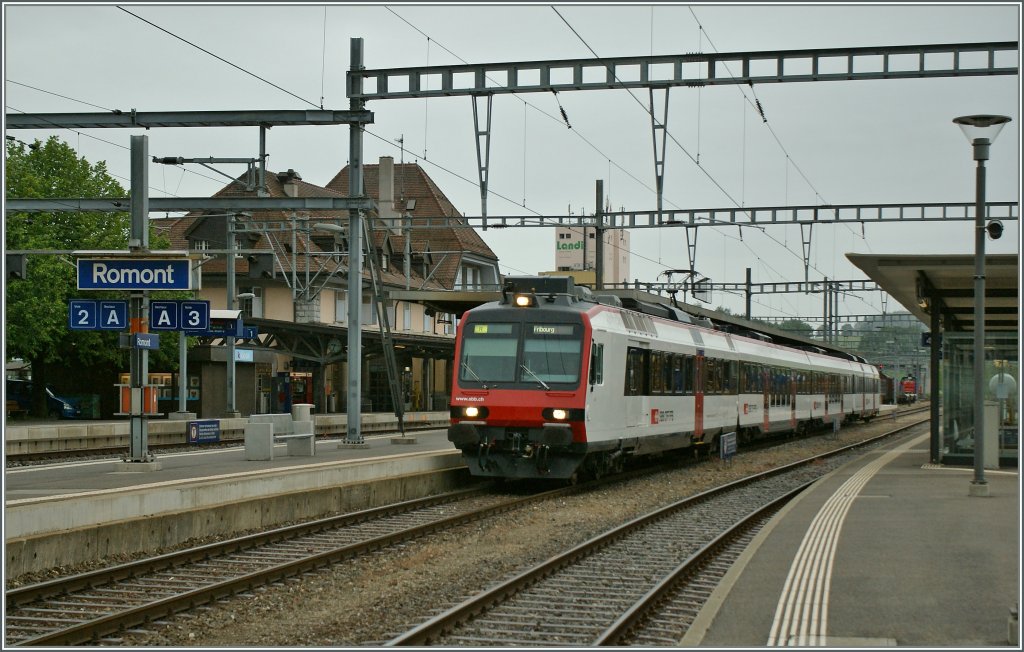 SBB  Domino  als Regionalzug nach Yverdon wartet in Romont auf die Abfahrt.
27. Mai 2011
