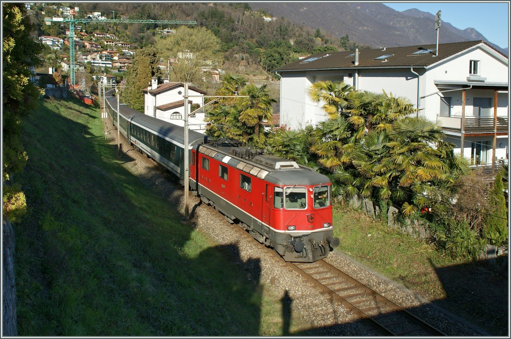 SBB Re 4/4 II 11139 mit dem IR 2173 von Basel nach Locarno kurz vor dem Ziel. 
20. Mrz 2011
