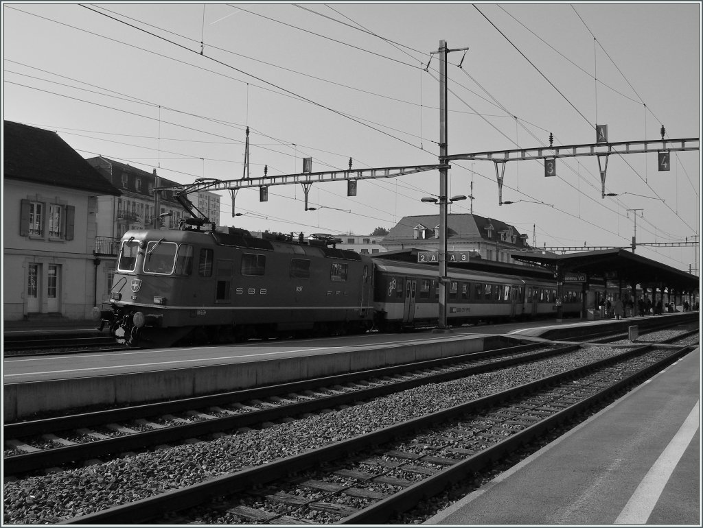 SBB Re 4/4 II mit einem RE nach Genve beim Halt in Rennes VD.