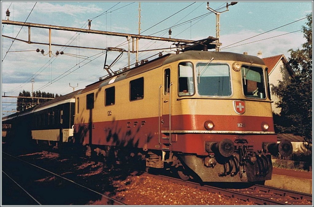 SBB Re 4/4 II in TEE Lackierung in Grenchen Sd am 4. August 1984
(Gescanntes Foto) 