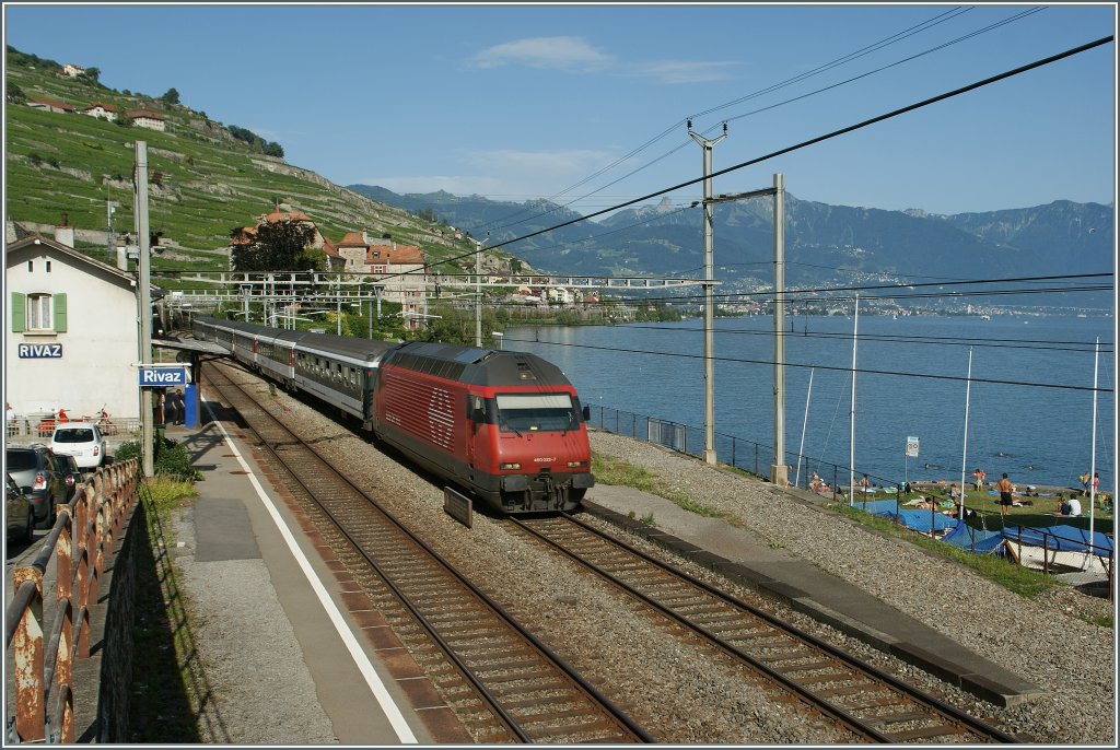 SBB Re 460 022-7 in Rivaz.
Der Bahnhof wird zur Zeit umgebaut und wird wohl seinen, auf diesem Bild zu sehenden Charme verlieren.
Rivaz, den 18. Juli 2012