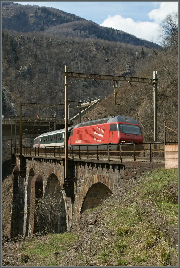 SBB Re 460 047-4 mit einem Gotthard IR in der Biaschina. 
3. April 2013
