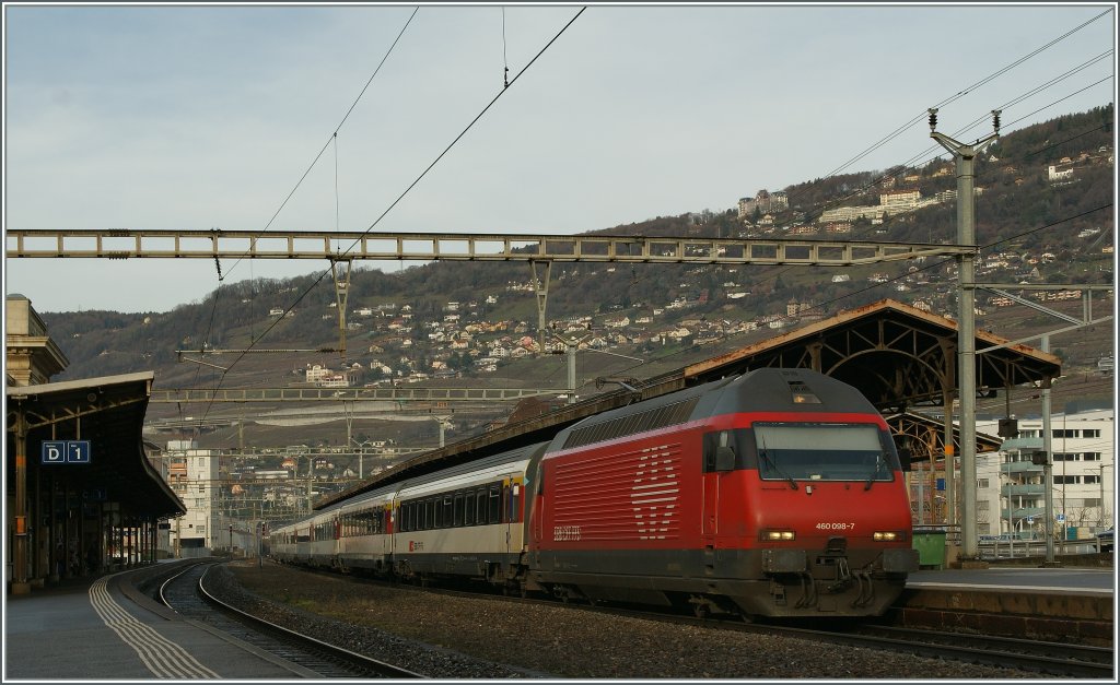 SBB Re 460 098-7 mit einem IR nach Brig beim Halt in Vevey.
23.12.2012