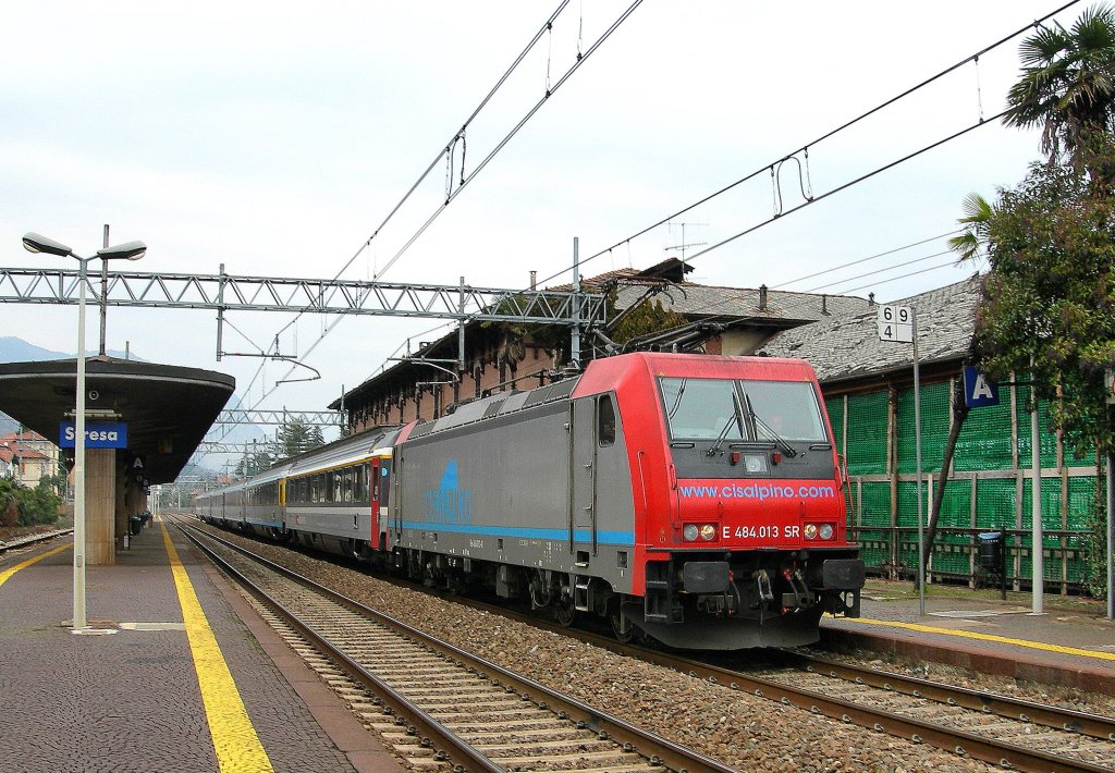 SBB Re 484 013 mit CIS EC nach Milano beim Halt in Stresa am 6. Februar 2007