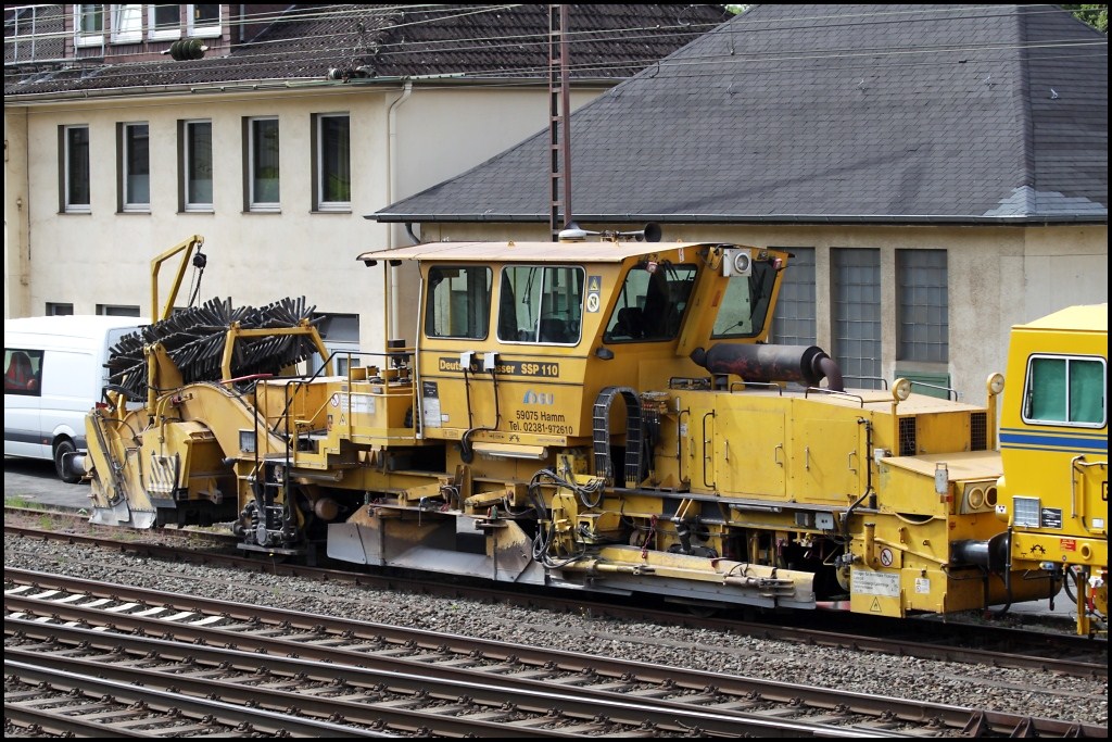 Schotterplaniermaschine SSP 110 SW (97 16 40 528 18-0) von der  DGU  abgestellt am 14.05.11 in Kreuztal 
