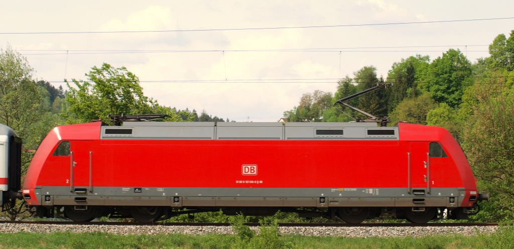 Seitenschuss der 101 018-0 mit dem IC 2066 nach Karlsruhe bei Murrhardt am 29.4.11.