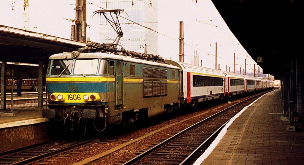 SNCB 1606 mit einem IC in Bruxelles Midi. 
August 1999.
(Gescanntes Analog Bild)