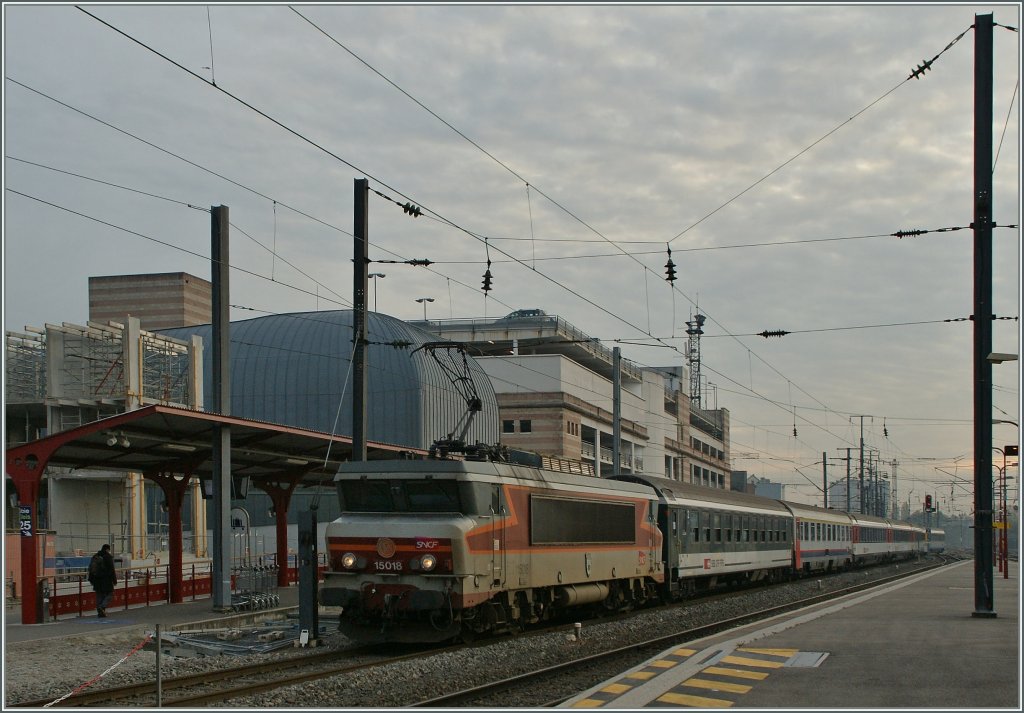 SNCF BB 15018 erreicht mit dem EC 96 Zrich - Bruxelles Strasbourg. 
29. Oktl 2011