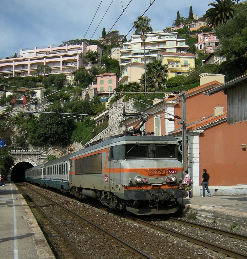 SNCF BB 22324 mit EC nach Milano bei der Durchfahrt in Villefrache sur Mer am 22. April 2009.