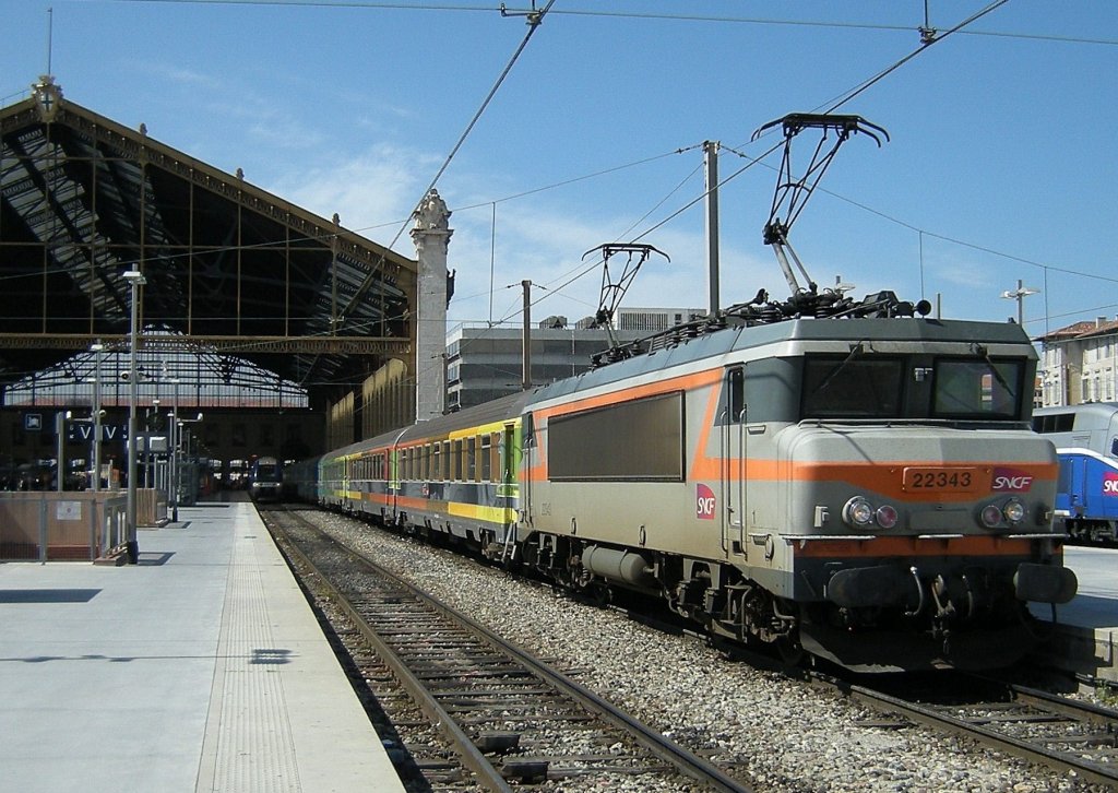 SNCF BB 22343 mit Teoz nach Nice in Marseille am 17. April 2009.
