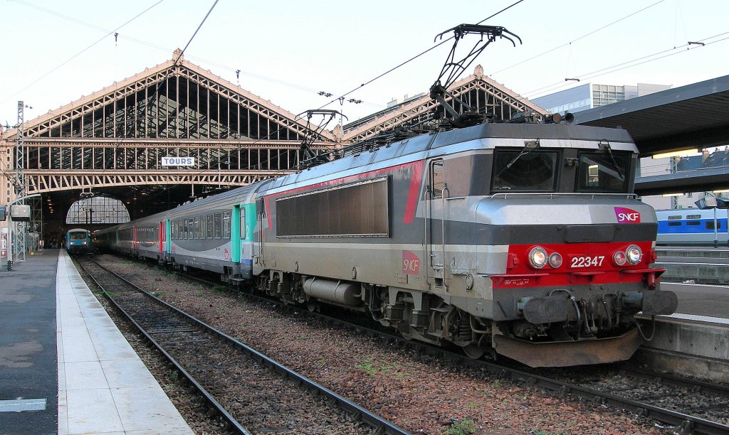 SNCF BB 22347 mit eine  Aqualis  nach Paris Austerliz in Tours. 
20. Mrz 2007