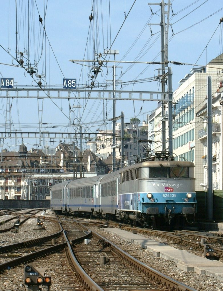 SNCF BB 25238 trifft mit einem TER aus Lyon am 30. Juni 2009 in Genve ein.