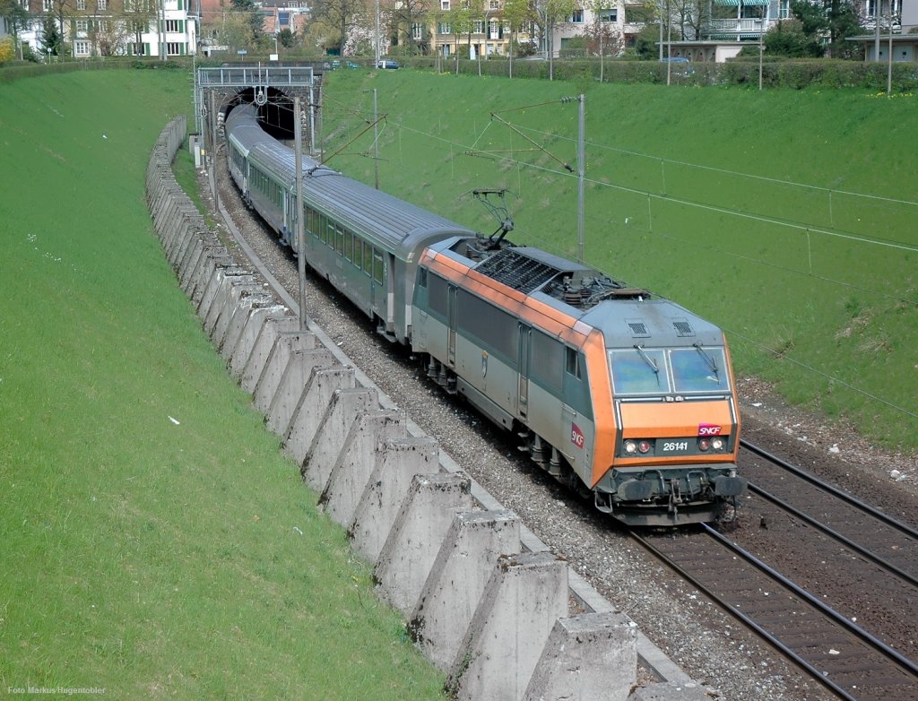 SNCF BB 26141 mit einem TER 200 Strasbourg - Basel am 22.04.06 in Basel