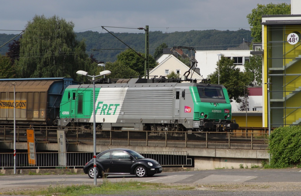 SNCF Fret 437009 kam von der Mosel und scherrte sich wenig spter in die Rheinstrecke in Richtung Kln ein. (Koblenz Mitte, 23.07.11)