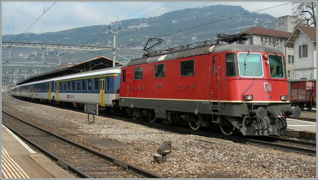 Statt ein  Flirt  eine Re 4/4 II mit einer EW I/II Komposition als Regionalzug nach Villeneuve beim Halt in Vevey.
17. April 2012