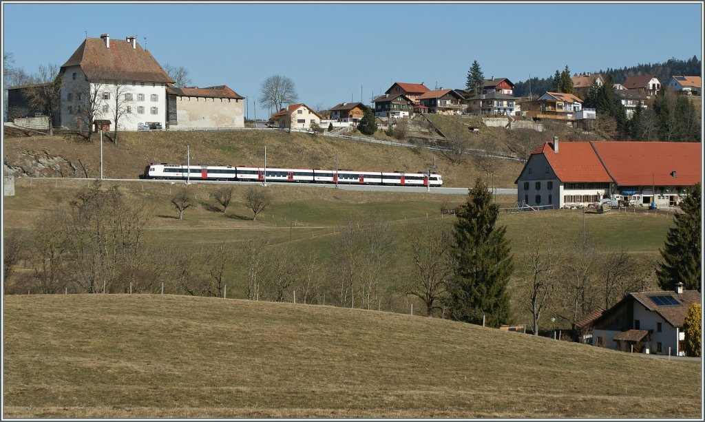 Statt einem lchrigen Stundentakt, verkehren seit dem letzten Fahrplanwechsel zwischen (Fribourg) - Romont und Bulle halbstndlich Regio-Express Zge. Einen Teil davon wird mit SBB Domino Zgen abgedeckt, ein solcher ist hier bei Vaulruz zu sehen.
14. Mrz 2012