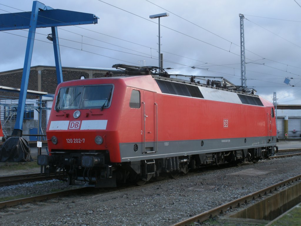 Statt mit dem HanseExpress zwischen Rostock und Hamburg hin-und herzufahren,stand 120 202,am 17.Dezember 2011,in ihrem Heimatbw. 