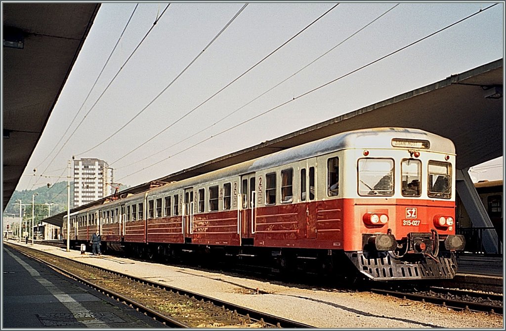 SZ Nahverkehr Triebzug 315-027 in Ljubljana. 
(Herbst 2001/analoges Bild ab CD)