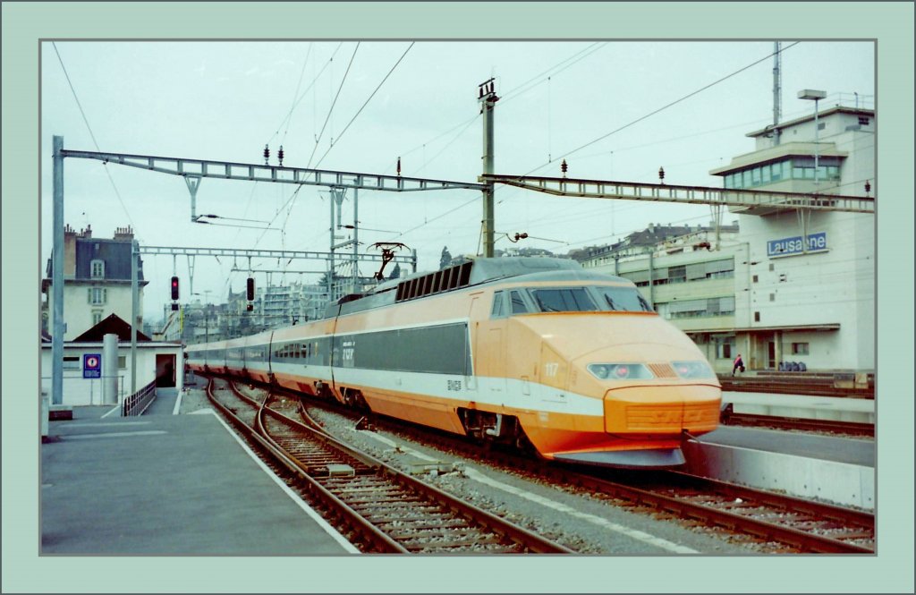 TGV 117 verlsst Lausanne Richtung Paris. Damals waren die TGV noch in der ursprnglichen, orangen Lackierung unterwegs. 
Februar 1998