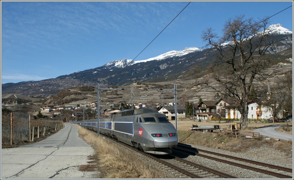  TGV de Neiges  von Brig nach Paris bei Salgesch.
05.03.2011