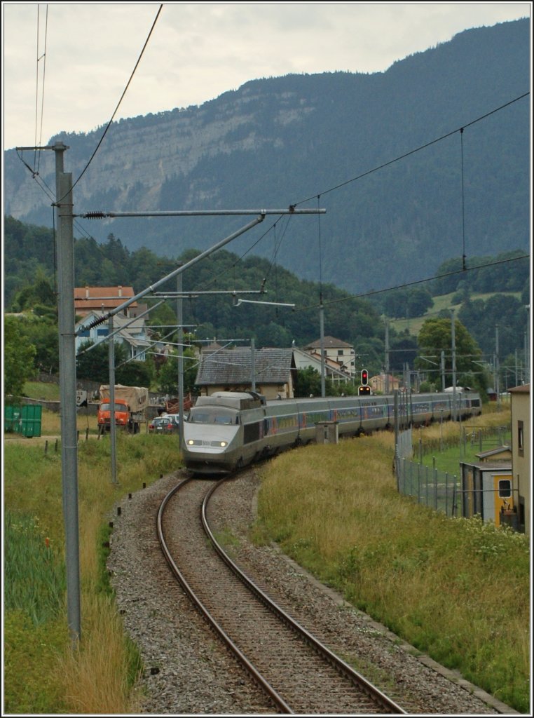 TGV Lyria 9284 Bern - Paris bei Noiraigue am 22. Juli 2010. 