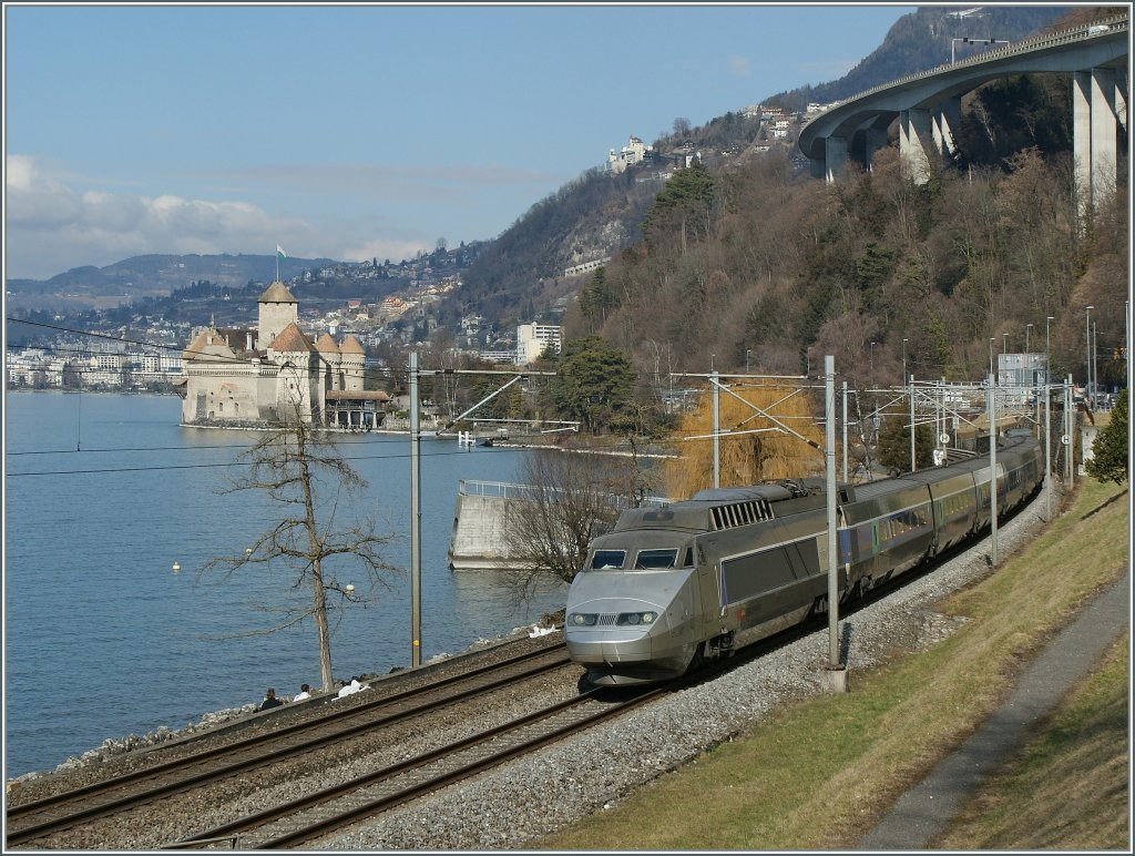 TGV Lyria als TGV de neige auf dem Weg von Paris nach Brig beim Chteau de Chillon am 26. Feb. 2012