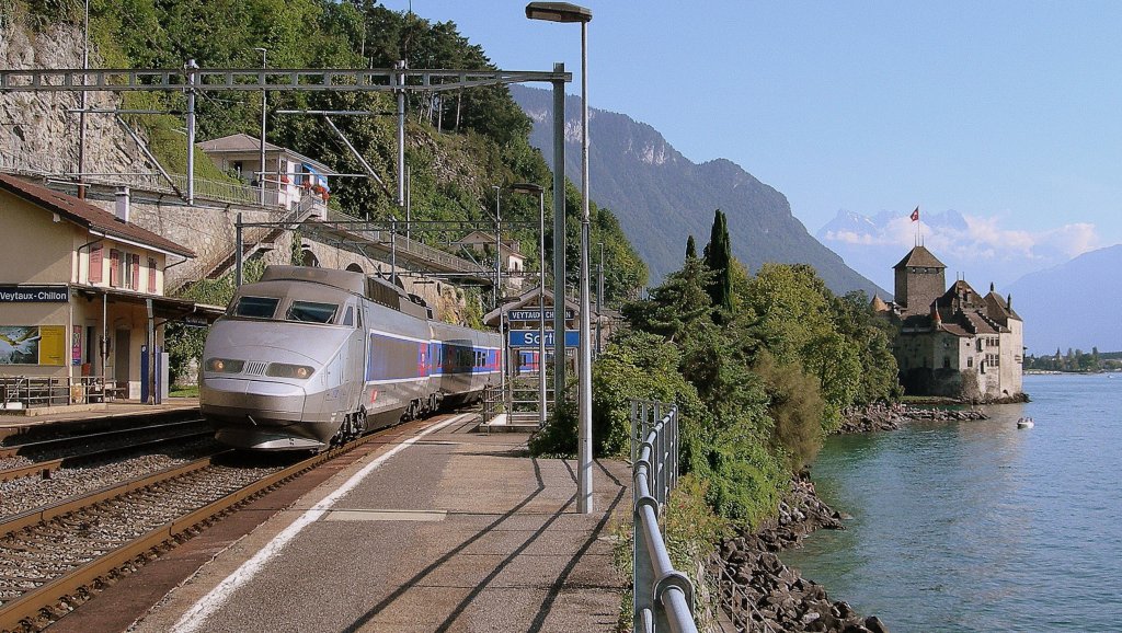 TGV Lyria nach Paris beim Chteau de Chillon am 4. August 2007.