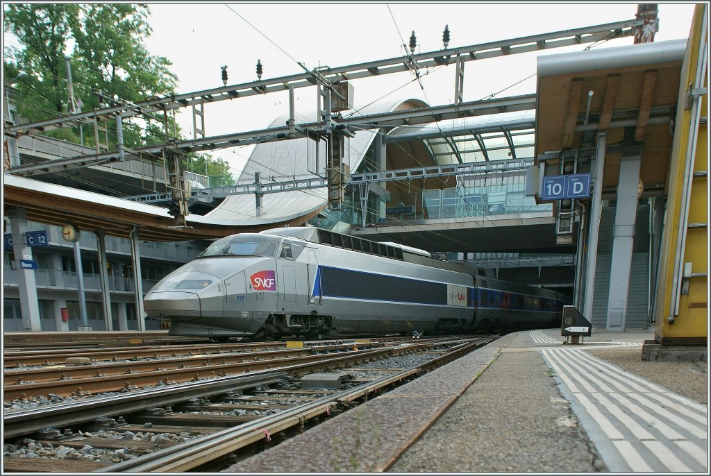 TGV Lyria verlsst Bern Richtung Paris. 
29. Juni 2011