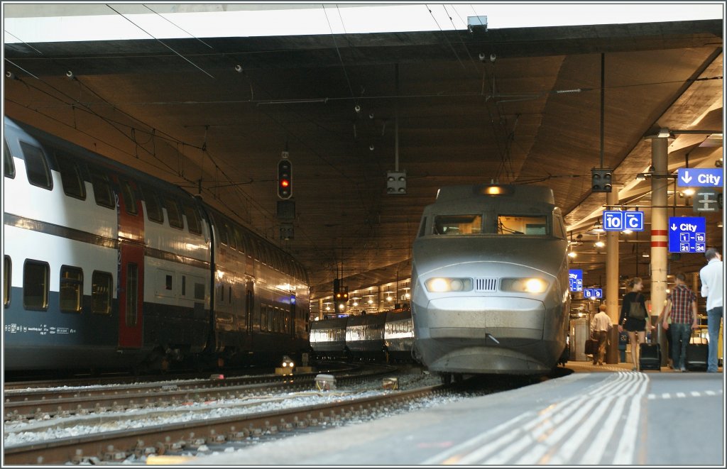 TGV Lyria wartet in Bern auf die Abfahrt nach Paris. 
29.06.2011