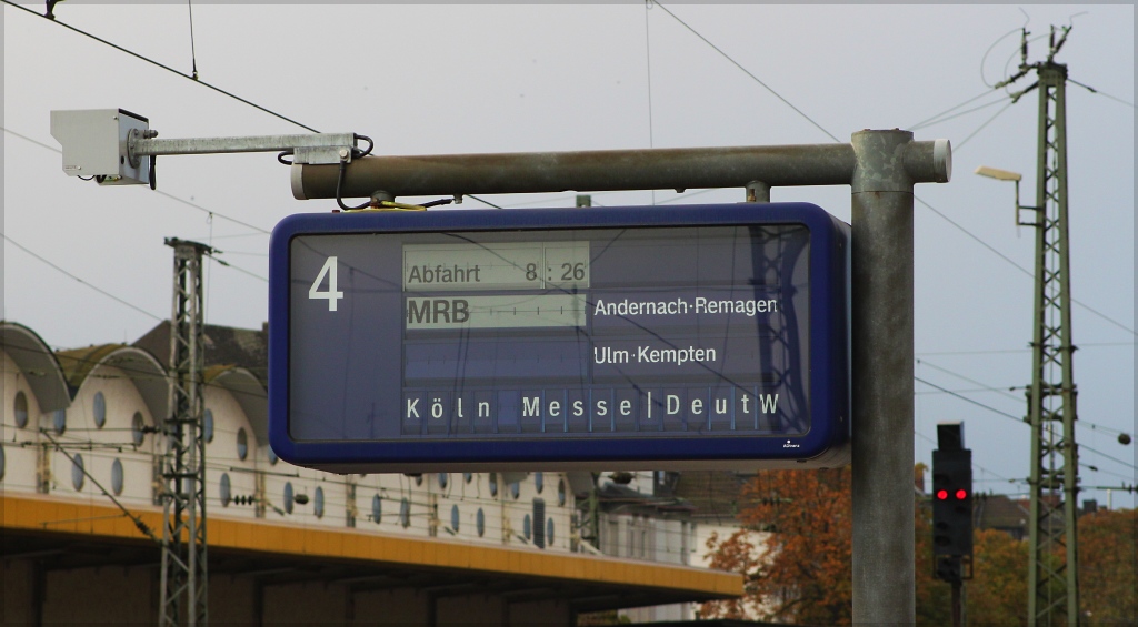 Uiuiui... da mssen aber viele Strecken gesperrt sein, dafr dass die MRB solch einen Weg fahren muss um in Kln anzukommen... ;) (Koblenz Hbf,29.09.12)