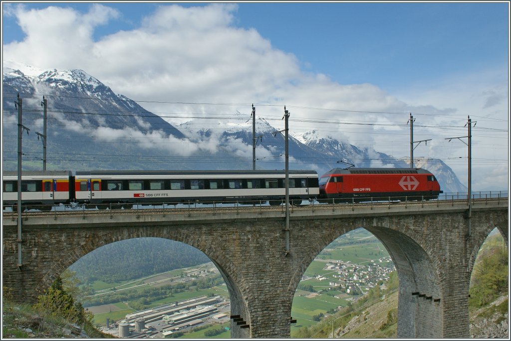 Umleitungsverkehr auf der BLS Bergstrecke: Blick ins Tal durch die Boge des  Lugelkin-Viadukt bei Hohtenn, welches gerade von einer Re 460 mit einem Umleitungs IC befahren wird. 4. Mai 2013