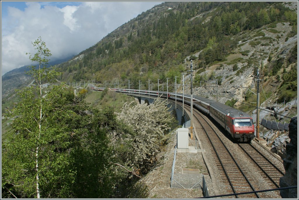 Umleitungsverkehr auf der BLS Bergstrecke: eine Steuerwagen blinzelt mir zu. 
Lugelkin-Viadukt bei Hohtenn, den 4. Mai 2013
