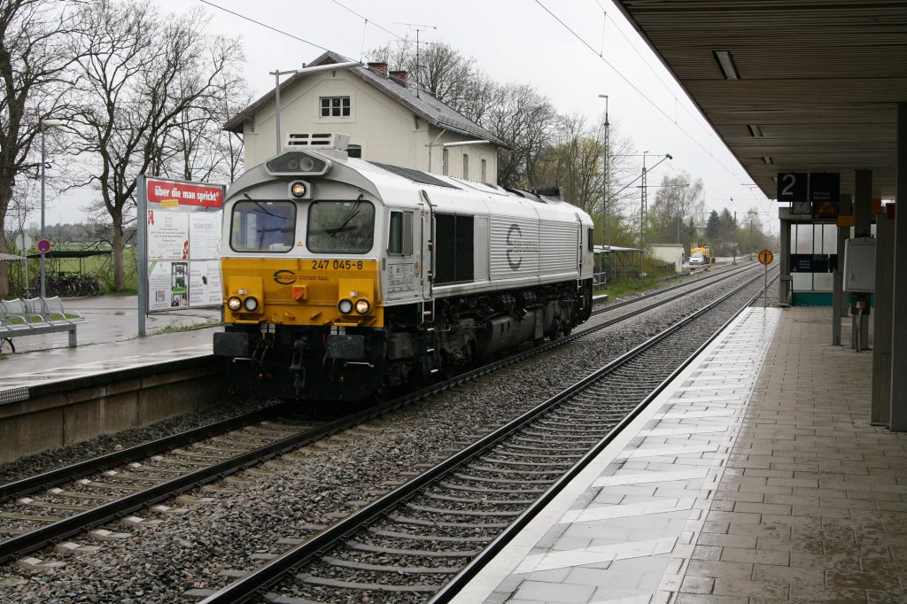 Unter dem schtzenden Bahnsteigdach Poings konnte am 24.04.12 die 247 045-8 im Regen als Lz nach Mhldorf aufs Bild gebracht werden.