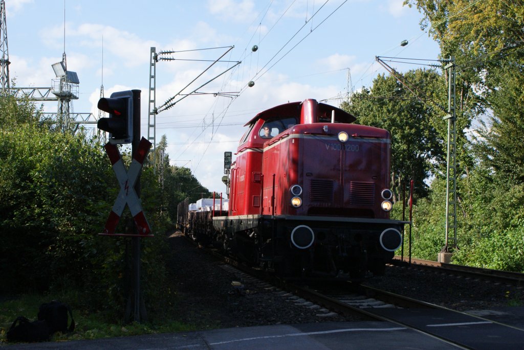 V100 1200 mit einem Stahlbrammenzug in Dsseldorf-Eller am Km 28,190 am 15.09.2010