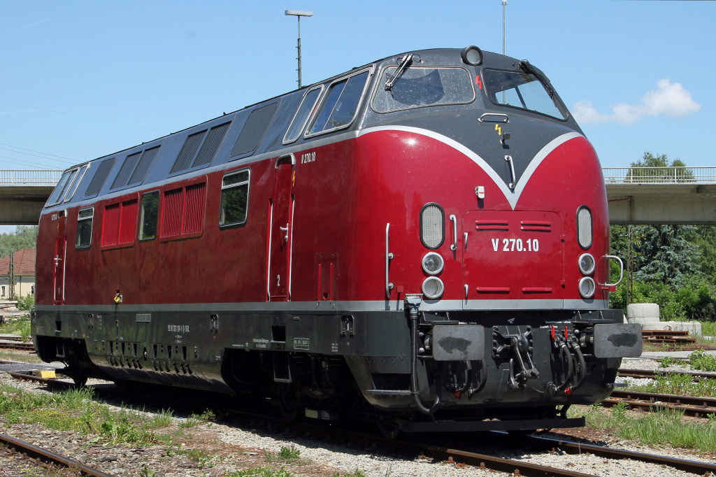 V270.10, die ehemalige V200-124 (221-124) der DB, die zu Beginn ihrer Einsatzzeit in Villingen an der Schwarzwaldbahn stationiert war. Rosenheim am 22.5.2011. 