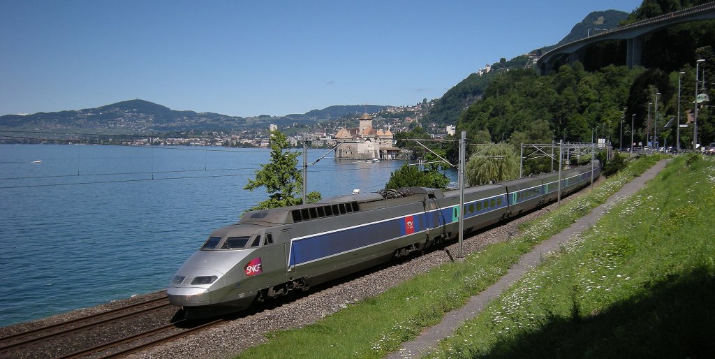 Von Paris kommend, fhrt der TGV Lyria am 3. Mrz 2008 dem Genfersee entlang. Im Hintergrund das Chteau de Chillon. 
